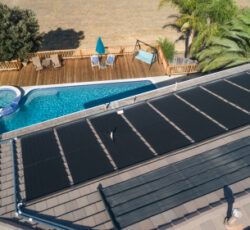 Thermal,solar,panels,installed,on,the,roof,of,a,large